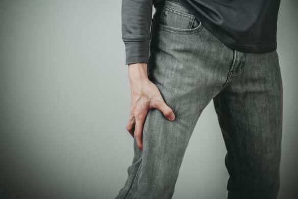 Douleur derrière le genou quand je tends la jambe : que faire immédiatement ?